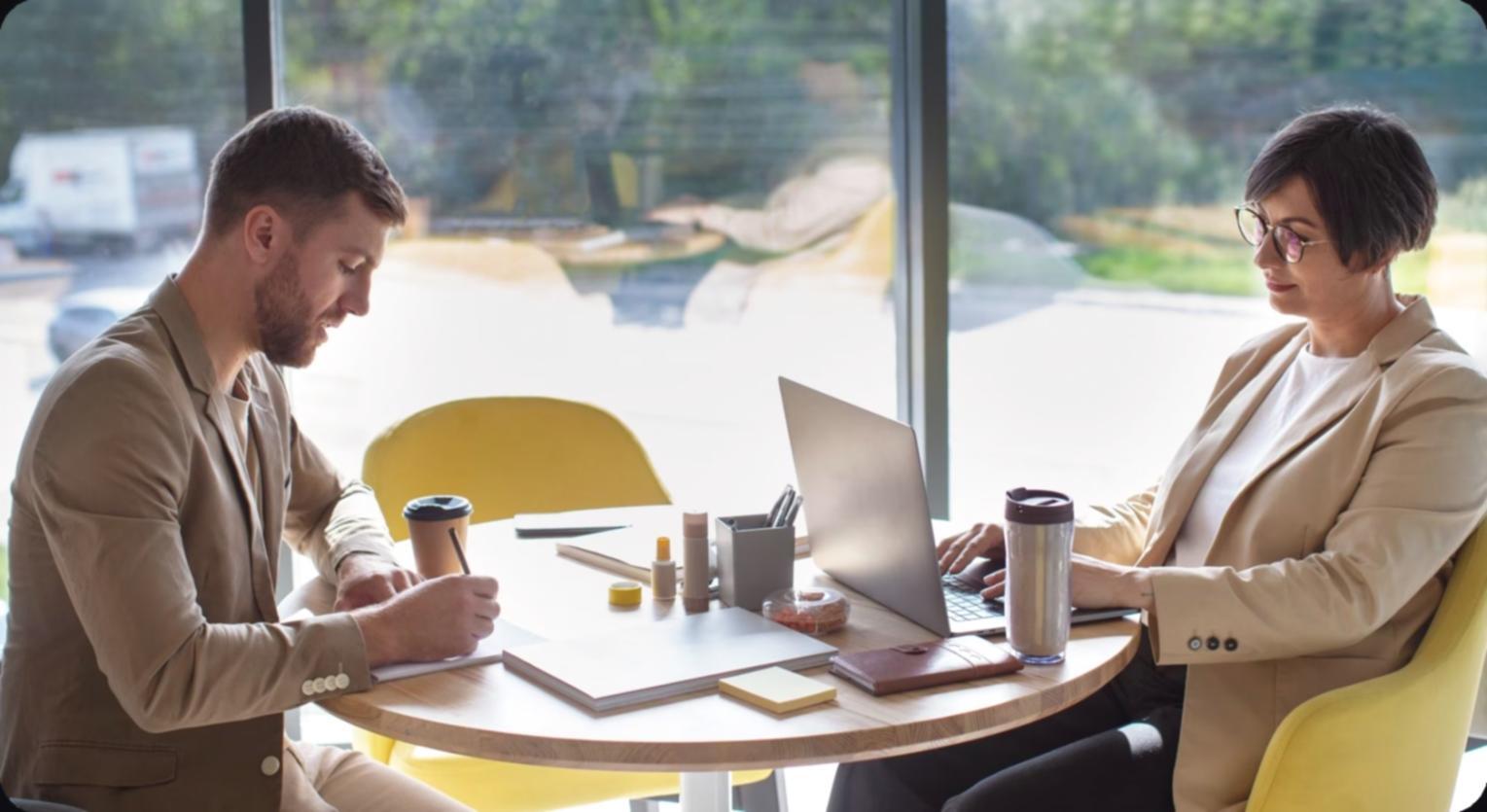 IT-Fachleute arbeiten an Netzwerk-Konfigurationen in einem modernen Serverraum